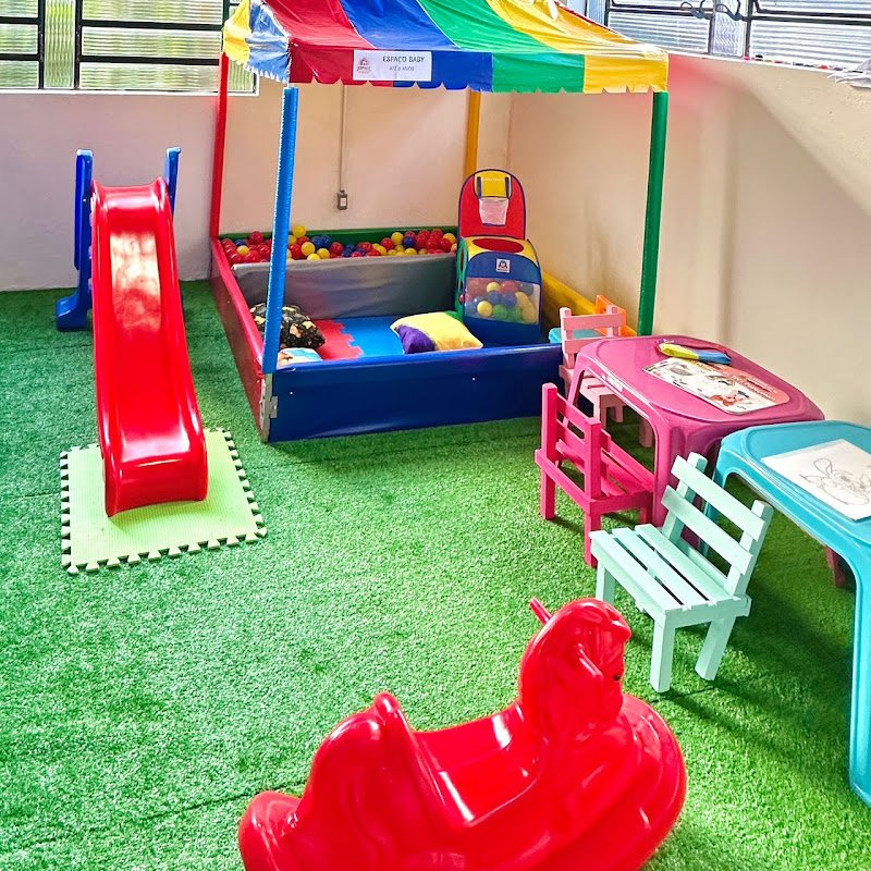 Brinquedão e área infantil do salão em Canela